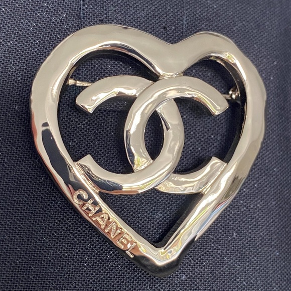 CHANEL 2022P GOLDEN TONE HEART METAL BROOCH WITH CC LOGO - Picture 4 of 16